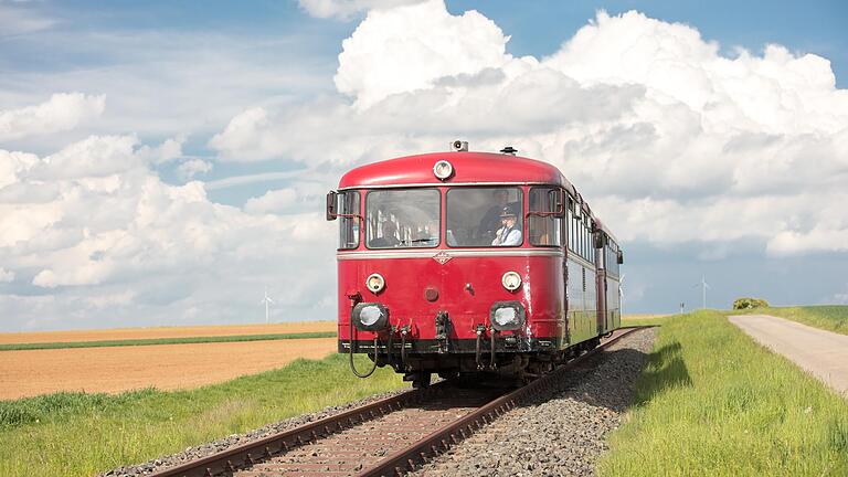 Als Ausflugsbahn für Touristen fährt der Schienenzug der Mainschleifenbahn zwischen Seligenstadt und Volkach im Moment. Geplant sind ein Ausbau bis Würzburg und stündliche Fahrtzeiten. Als Ausflugsbahn für Touristen fährt der Schienenzug der Mainschleifenbahn zwischen Seligenstadt und Volkach im Moment. Geplant sind ein Ausbau bis Würzburg und stündliche Fahrtzeiten. 