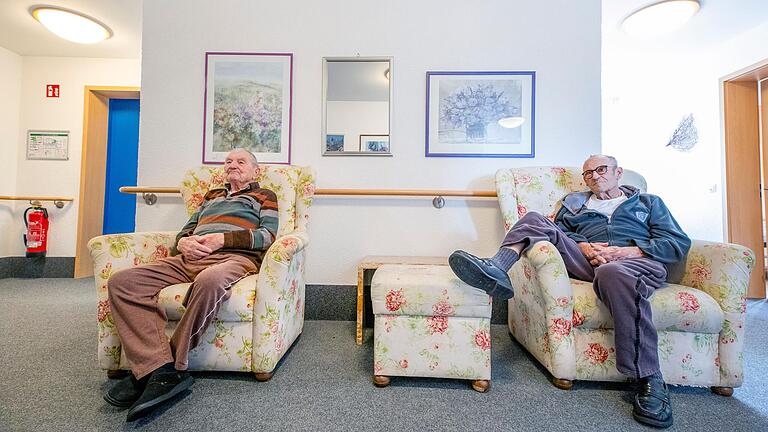 Sessel, farbige Tischdecken, dicke Teppichböden: Die Einrichtung im 'Haus der Familie' hat was von Wohnzimmer. Sessel, farbige Tischdecken, dicke Teppichböden: Die Einrichtung im 'Haus der Familie' hat was von Wohnzimmer. 