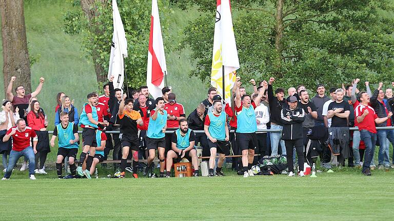 Bereits nach dem Treffer zum 2:0 herrschte auf der Ersatzbank der SG Geusfeld/Untersteinbach sowie bei den mitgereisten Fans beste Stimmung.