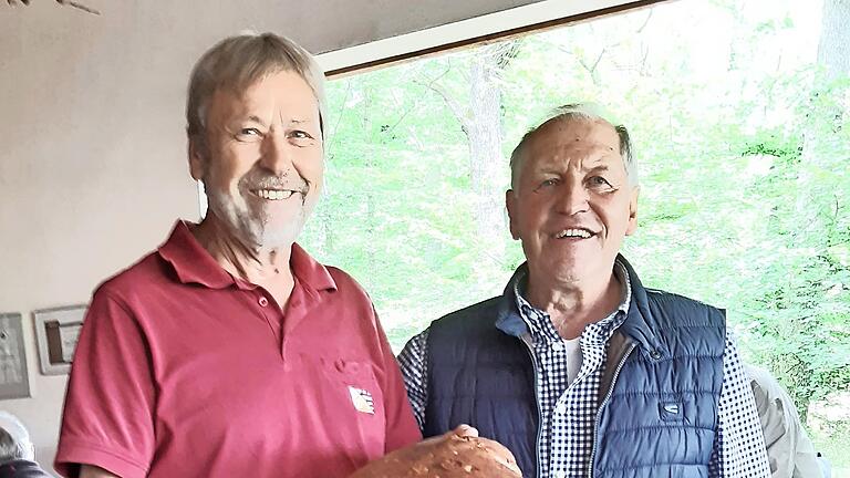 Manfred Manger (rechts) überreicht Walter Steinbach das Brot aus dem Holzbackofen als Gastgeschenk. - Manfred Manger (rechts) überreicht Walter Steinbach das Brot aus dem Holzbackofen als Gastgeschenk. Manfred Manger (rechts) überreicht Walter Steinbach das Brot aus dem Holzbackofen als Gastgeschenk. - Manfred Manger (rechts) überreicht Walter Steinbach das Brot aus dem Holzbackofen als Gastgeschenk.