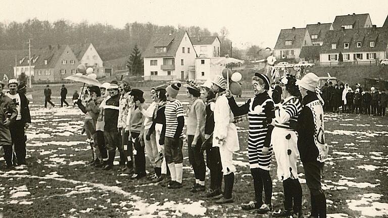 Als Clowns kostümiert waren die Frauen, die beim Faschingsfußball auf der Schäferswiese gegen Männer antraten. Im Hintergrund das noch weitgehend unbebaute Siedlungsgebiet 'Altfeldweg'. Als Clowns kostümiert waren die Frauen, die beim Faschingsfußball auf der Schäferswiese gegen Männer antraten. Im Hintergrund das noch weitgehend unbebaute Siedlungsgebiet 'Altfeldweg'.