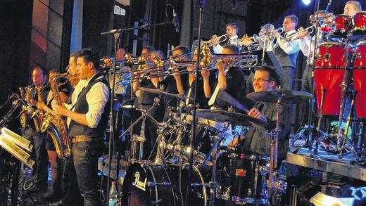 Fantastische Stimmung: Die Band &bdquo;Vorsicht Gebläse!&ldquo; sorgte in der Stadthalle Bad Neustadt bei der inzwischen schon fünften &bdquo;Dance & Groove Party&ldquo; für allerbeste Stimmung.