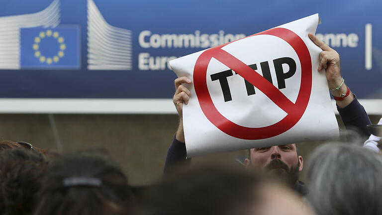 Freihandelsprojekt TTIP       -  FILE - epa05421326 Activists protest against the Transatlantic Trade and Investment Partnership (TTIP) in front of the EU commission building during the 14th round of TTIP negotiations in Brussels, Belgium, 12 July 2016. EPA/OLIVIER HOSLET (zu dpa«Gabriel wirbt für kleines Ceta - und erklärt großes TTIP für tot» vom 28.08.2016) +++(c) dpa - Bildfunk+++ |