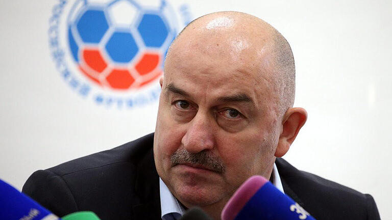 Russland-Coach       -  Russlands Coach Stanislaw Tschertschessow siegte mit seinem Team gegen Rumänien. Foto: Maxim Shipenkov