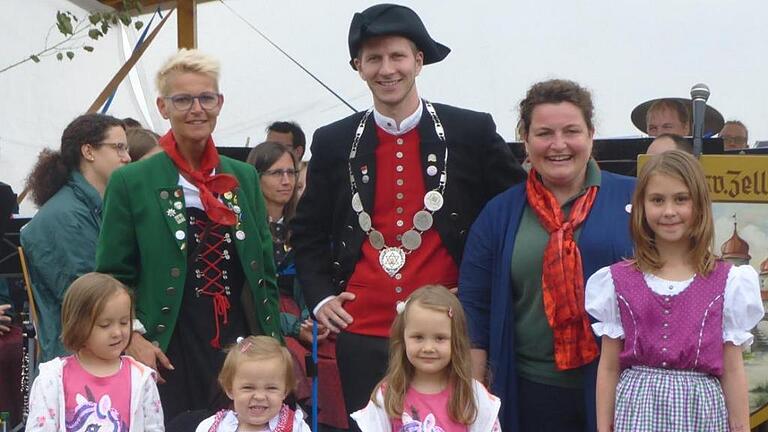 Die Gewinner beim Kindermalwettbewerb Sophia Meisel, Jaqueline Adam und Paula Sponsel (mit ihrer Zwillingsschwester Laura) zusammen mit Uschi Roppelt-Gehring, Andrea Echaniz-Gerhard und Bierprinz Sebastian Gocker. Die Gewinner beim Kindermalwettbewerb Sophia Meisel, Jaqueline Adam und Paula Sponsel (mit ihrer Zwillingsschwester Laura) zusammen mit Uschi Roppelt-Gehring, Andrea Echaniz-Gerhard und Bierprinz Sebastian Gocker.