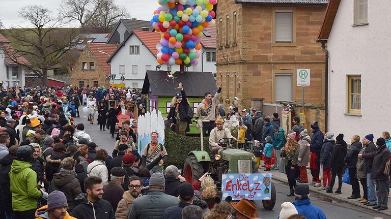 Der Film 'Oben' war das Thema der Enkelgruppe. Über 300 Luftballons hielten dem stürmischen Wind beim Schallfelder Umzug statt. Der Film 'Oben' war das Thema der Enkelgruppe. Über 300 Luftballons hielten dem stürmischen Wind beim Schallfelder Umzug statt.