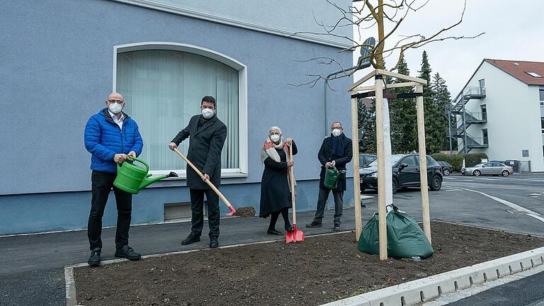 Spatenstich der etwas anderen Art: Von links Detlev Jacobi, Maintenance, Campusleiter Carsten Rheinsberg, Zweite Bürgermeisterin Sorya Lippert und Ralf Brettin, Referatsleiter Stadtentwicklung