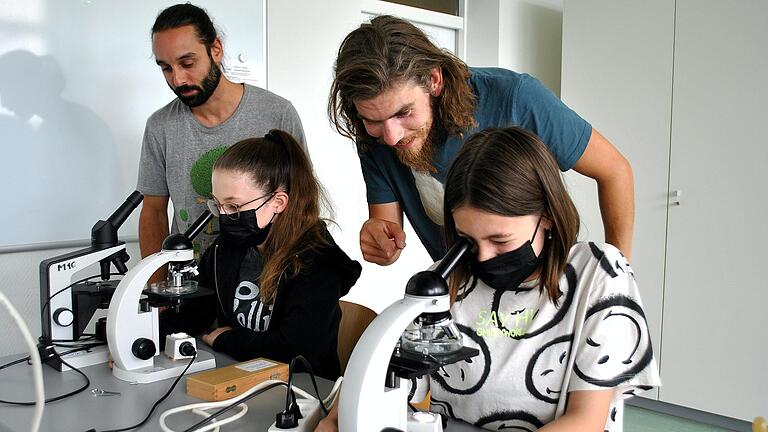 Tamina Hartmann (rechts) und Magdalena Leeb fanden unter dem Mikroskop Plastikteilchen. Max Kortmann (rechts) und Sebastian Pohl leiteten den Workshop im Gymnasium Bad Königshofen.