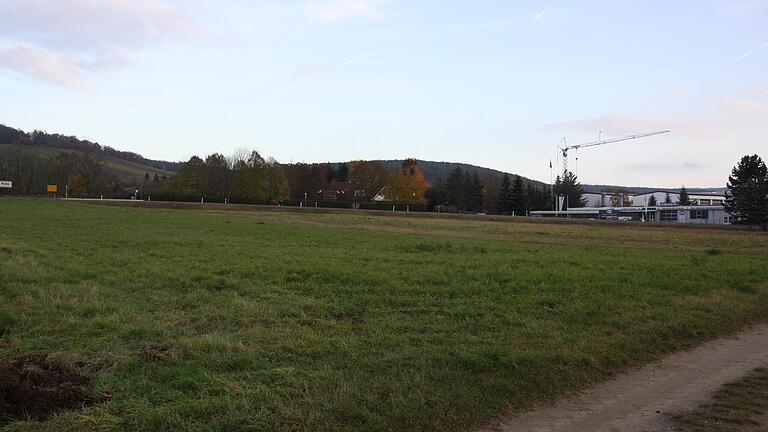 Auf diesen Grundstücken an der Kreuzung der Bundes- und Staatsstraße soll eine Filiale von Norma samt Metzgerei mit Bistro und Café entstehen.&nbsp;