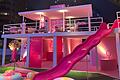 Die Firma Holzbau Gutmann aus Hilders in der Rhön baute die Barbiehaus-Kulisse für die Deutschland-Premiere des Barbie-Films in Berlin.