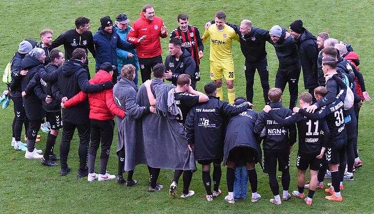 Lukas Mrozek (Bildmitte) gab im Siegerkreis des TSV Aubstadt nach dem Erfolg beim FC Eintracht Bamberg den Ton an.