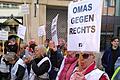 Die Regionalgruppe Kitzingen von &quot;Omas gegen Rechts&quot; bei einer Demonstration für Demokratie in Kitzingen.