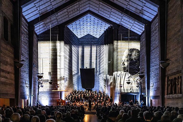 Beim Gedenkkonzert anlässlich der Zerstörung Würzburgs unterstrich eine Lichtinstallation mit Porträts von 'Peacemakers' die bewegende Musik in der Johanniskirche in Würzburg. Beim Gedenkkonzert anlässlich der Zerstörung Würzburgs unterstrich eine Lichtinstallation mit Porträts von 'Peacemakers' die bewegende Musik in der Johanniskirche in Würzburg.