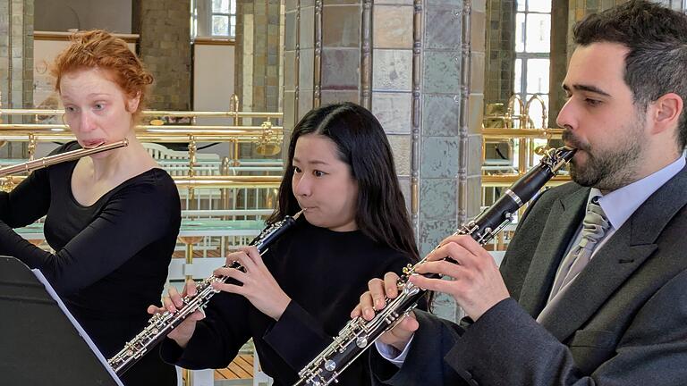 Das Trio der Staatsbad Philharmonie – Anita Oliveira (Flöte), Yu Mizuguchi (Oboe) und Antonio Parraga (Klarinette) – gaben der Heilquellen-Segnung den musikalischen Rahmen       -  Das Trio der Staatsbad Philharmonie – Anita Oliveira (Flöte), Yu Mizuguchi (Oboe) und Antonio Parraga (Klarinette) – gaben der Heilquellen-Segnung den musikalischen Rahmen
