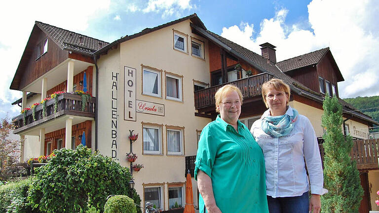 Gisela Ullmann (links) betreibt das Hotel Ursula in Bad Brückenau inzwischen mit ihrer Tochter Ursula Rüttiger. Foto: Sigismund von Dobschütz       -  Gisela Ullmann (links) betreibt das Hotel Ursula in Bad Brückenau inzwischen mit ihrer Tochter Ursula Rüttiger. Foto: Sigismund von Dobschütz