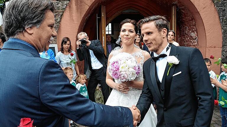 Standesamtlich hatten Jessica und Nicolai Müller schon 2012 geheiratet, jetzt haben sie auch den Segen der Kirche. In seiner fußballerischen Heimat Wernfeld geben sich der Stürmer vom Hamburger SV und seine Frau das Ja-Wort vor Gott. In Wernfeld wurden auch die Kinder des Ehepaares getauft. Standesamtlich hatten Jessica und Nicolai Müller schon 2012 geheiratet, jetzt haben sie auch den Segen der Kirche. In seiner fußballerischen Heimat Wernfeld geben sich der Stürmer vom Hamburger SV und seine Frau das Ja-Wort vor Gott. In Wernfeld wurden auch die Kinder des Ehepaares getauft.
