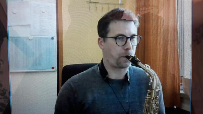 Virtueller Instrumentalunterricht am Celtis-Gymnasium: Musiklehrer Tobias Kuhn probt mit seiner Saxophonschülerin Alina Lung. Virtueller Instrumentalunterricht am Celtis-Gymnasium: Musiklehrer Tobias Kuhn probt mit seiner Saxophonschülerin Alina Lung.