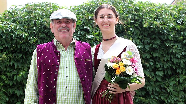 Hanna Heimann ist die 10. Mellrichstädter Rosenkönigin. Otto Sum, Vorsitzender des Obst- und Gartenbauvereins, überreichte ihr einen Blumenstrauß zum Beginn ihrer Regentschaft. Hanna Heimann ist die 10. Mellrichstädter Rosenkönigin. Otto Sum, Vorsitzender des Obst- und Gartenbauvereins, überreichte ihr einen Blumenstrauß zum Beginn ihrer Regentschaft.