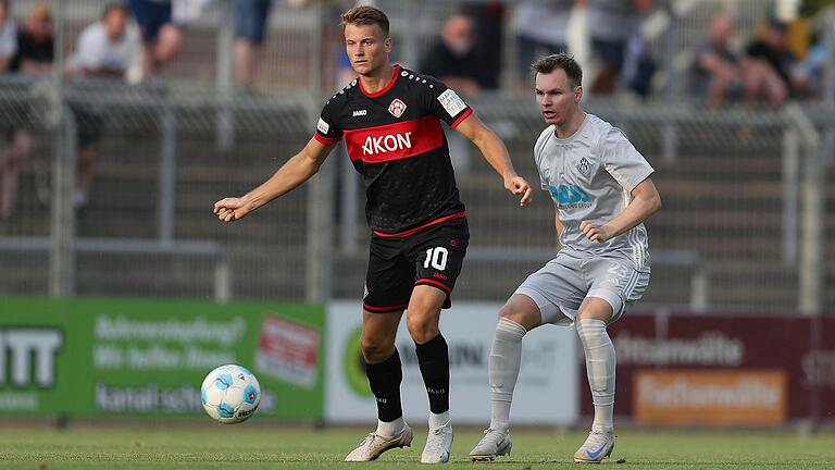 Sorgte für die Führung der Kickers: Moritz Hannemann (links), der hier vor dem später verletzt ausgewechselten Aschaffenburger Tom Schulz am Ball ist. Sorgte für die Führung der Kickers: Moritz Hannemann (links), der hier vor dem später verletzt ausgewechselten Aschaffenburger Tom Schulz am Ball ist.