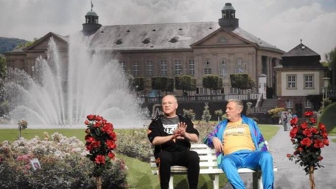 Martin Rassau (links) und Bernhard Ottinger philosophieren vor der Kulisse des Rosengartens über ihre Kurprobleme. Friedrich Bölian - Martin Rassau (links) und Bernhard Ottinger philosophieren vor der Kulisse des Rosengartens über ihre Kurprobleme. Friedrich Bölian Martin Rassau (links) und Bernhard Ottinger philosophieren vor der Kulisse des Rosengartens über ihre Kurprobleme. Friedrich Bölian - Martin Rassau (links) und Bernhard Ottinger philosophieren vor der Kulisse des Rosengartens über ihre Kurprobleme. Friedrich Bölian
