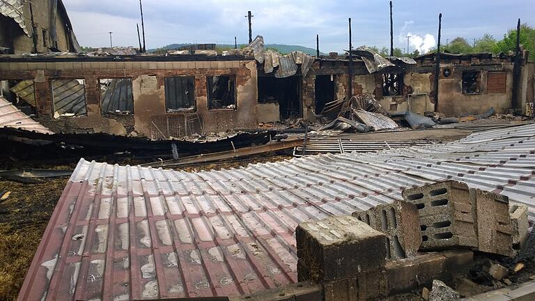 Nach dem Großbrand: Keine Zeit zum Verzagen - Das Feuer zerstörte den Zykloopenhof in Mainbernheim. Nach dem Großbrand: Keine Zeit zum Verzagen - Das Feuer zerstörte den Zykloopenhof in Mainbernheim.