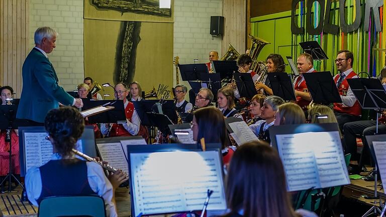 Höchste Konzentration bei den MusikerInnen während des Konzerts 'Colors of Music'. Höchste Konzentration bei den MusikerInnen während des Konzerts 'Colors of Music'.