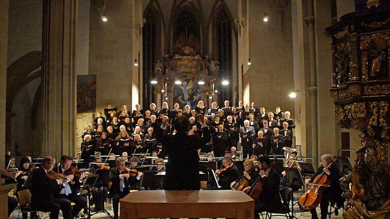 Der KonzertChor Schweinfurt, die Vogtland Philharmonie, namhafte Solisten und Dirigent Matthias Göttemann wurden für ihren Auftritt in der St.-Johannis-Kirche Schweinfurt gefeiert Der KonzertChor Schweinfurt, die Vogtland Philharmonie, namhafte Solisten und Dirigent Matthias Göttemann wurden für ihren Auftritt in der St.-Johannis-Kirche Schweinfurt gefeiert