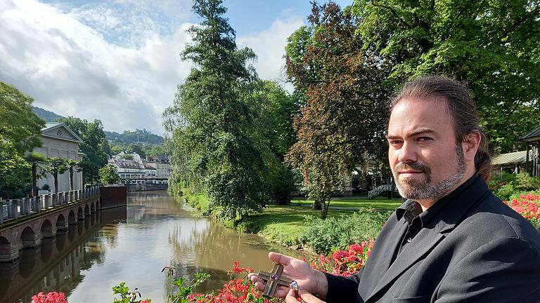 Thorsten Schlotter spielt in diesem Jahr beim Rakoczy-Fest erstmals die Rolle des Fürtsbischofs Friedrich Carl Graf von Schönborn. Für unser Foto posiert er an der Saale, die der historische Schönborn 1737 am heutigen Kurgarten verlegen ließ, wobei die Rakoczy-Quelle wiederentdeckt wurde. Ein schweres Kreuz und ein Ring mit Edelstein gehören zum Kostüm des Fürstbischofs dazu. - Thorsten Schlotter spielt in diesem Jahr beim Rakoczy-Fest erstmals die Rolle des Fürtsbischofs Friedrich Carl Graf von Schönborn. Für unser Foto posiert er an der Saale, die der historische Schönborn 1737 am heutigen Kurgarten verlegen ließ, wobei die Rakoczy-Quelle wiederentdeckt wurde. Ein schweres Kreuz und ein Ring mit Edelstein gehören zum Kostüm des Fürstbischofs dazu. Thorsten Schlotter spielt in diesem Jahr beim Rakoczy-Fest erstmals die Rolle des Fürtsbischofs Friedrich Carl Graf von Schönborn. Für unser Foto posiert er an der Saale, die der historische Schönborn 1737 am heutigen Kurgarten verlegen ließ, wobei die Rakoczy-Quelle wiederentdeckt wurde. Ein schweres Kreuz und ein Ring mit Edelstein gehören zum Kostüm des Fürstbischofs dazu. - Thorsten Schlotter spielt in diesem Jahr beim Rakoczy-Fest erstmals die Rolle des Fürtsbischofs Friedrich Carl Graf von Schönborn. Für unser Foto posiert er an der Saale, die der historische Schönborn 1737 am heutigen Kurgarten verlegen ließ, wobei die Rakoczy-Quelle wiederentdeckt wurde. Ein schweres Kreuz und ein Ring mit Edelstein gehören zum Kostüm des Fürstbischofs dazu.