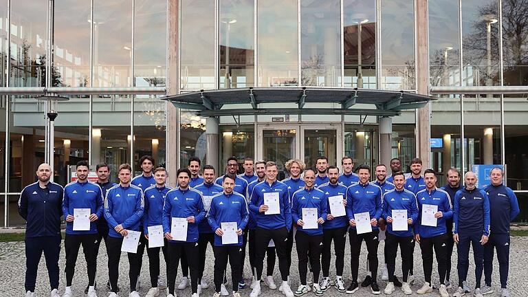 Trainerlizenz für 23 aktive und frühere Profis       -  Boateng & Co. durften sich über die Trainer-Zertifikate freuen.