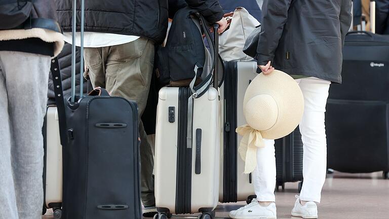 Weihnachtsferien - Reiseverkehr       -  Da arbeiten, wo andere Urlaub machen: Die deutsche Reisebranche klagt über Personalmangel. (Symbolbild)