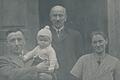 Gregor Schäfer (im Hintergrund) mit seinem Schwiegersohn Franz Hofstetter (von links), Enkelin Hildegard und Anna Hofstetter.       -  Gregor Schäfer (im Hintergrund) mit seinem Schwiegersohn Franz Hofstetter (von links), Enkelin Hildegard und Anna Hofstetter.
