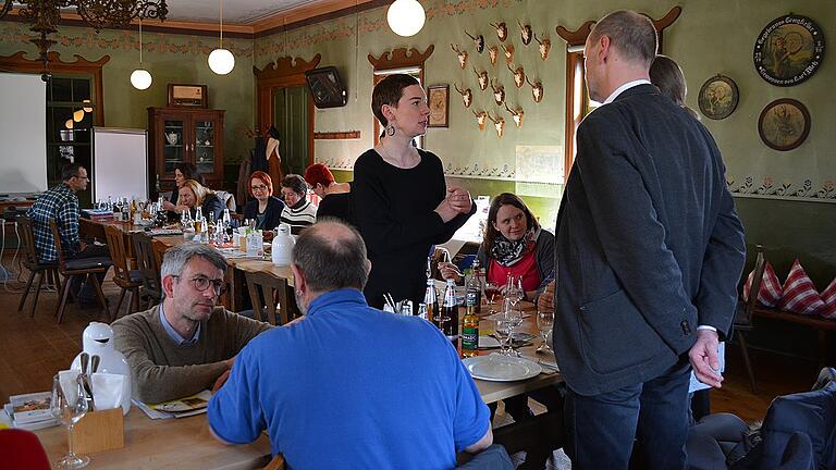 Die Referenten Alex Mayrhofer und Kristin Behlert von der Thüringer Tourismus GmbH im Gespräch mit Christof Gensler vom Bio-Hof Gensler aus Poppenhausen und dem Ehepaar Kranzen, die das Bio-Hotel Stiftsgut in Creuzburg betreiben. Die Referenten Alex Mayrhofer und Kristin Behlert von der Thüringer Tourismus GmbH im Gespräch mit Christof Gensler vom Bio-Hof Gensler aus Poppenhausen und dem Ehepaar Kranzen, die das Bio-Hotel Stiftsgut in Creuzburg betreiben.