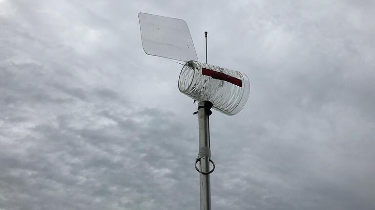 An diesen becherartigen Sporenfallen bleiben vom Wind verbreitete Pilzsporen hängen, deren Flug in einer Pilotstudie untersucht wird. An diesen becherartigen Sporenfallen bleiben vom Wind verbreitete Pilzsporen hängen, deren Flug in einer Pilotstudie untersucht wird.