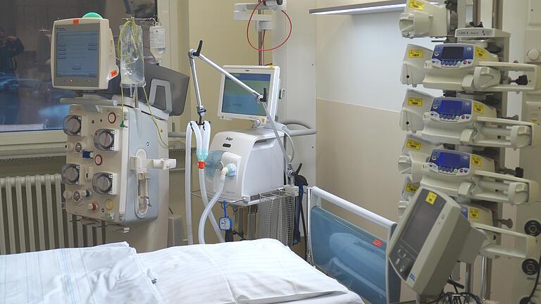 Intensiv-Therapie im Helios-Krankenhaus Bad Kissingen. Unser Bild entstand vor drei Jahren, als die Klinik ihre Intensivbetten modernisierte. Intensiv-Therapie im Helios-Krankenhaus Bad Kissingen. Unser Bild entstand vor drei Jahren, als die Klinik ihre Intensivbetten modernisierte.