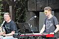 Musikalisches Urlaubsgefühl im Innenhof der Hotels Anker boten Christian A. Rauch (links) und Adomas Kuzinas von &quot;Ménage à Trois&quot; aus der Steiermark.