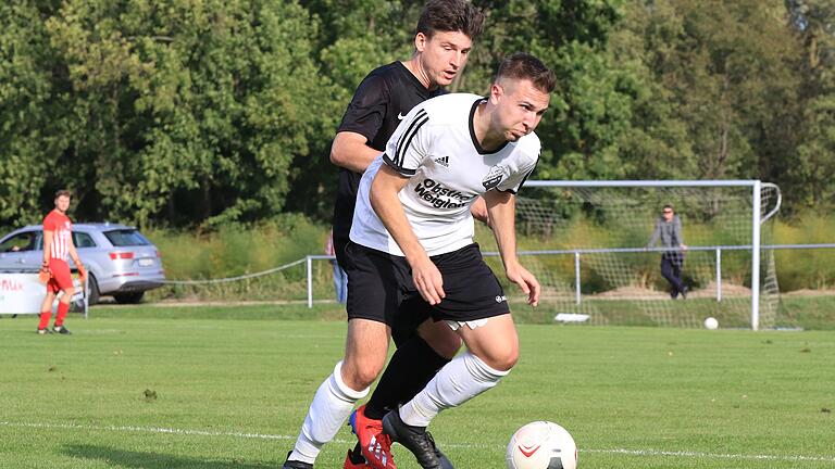 Wechsel zu Regionalligist TSV Aubstadt: Vincent Held (vorne), hier in einer Partie des FC Geesdorf im Zweikampf mit Kevin Markert von der DJK Schwebenried-Schwemmelsbach. Wechsel zu Regionalligist TSV Aubstadt: Vincent Held (vorne), hier in einer Partie des FC Geesdorf im Zweikampf mit Kevin Markert von der DJK Schwebenried-Schwemmelsbach.