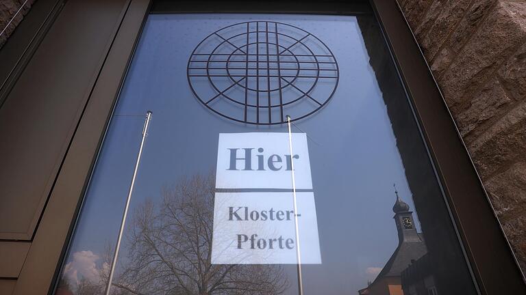 Die Pforte der Benediktinerabtei Münsterschwarzach. Weil die Abtei einem von Abschiebung bedrohten Flüchtling Kirchenasyl gewährt hat, musste sich ein Mönch vor Gericht verantworten. Jetzt steht fest: Es gibt eine Fortsetzung. Die Pforte der Benediktinerabtei Münsterschwarzach. Weil die Abtei einem von Abschiebung bedrohten Flüchtling Kirchenasyl gewährt hat, musste sich ein Mönch vor Gericht verantworten. Jetzt steht fest: Es gibt eine Fortsetzung.