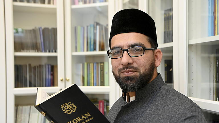 Bait-un-Naseer Moschee in Augsburg.jpeg - Der Augsburger Imam Mohammad Luqman Shahid leitet seit 2019 die Bait-un-Naseer-Moschee in Augsburg-Oberhausen. Bait-un-Naseer Moschee in Augsburg.jpeg - Der Augsburger Imam Mohammad Luqman Shahid leitet seit 2019 die Bait-un-Naseer-Moschee in Augsburg-Oberhausen.