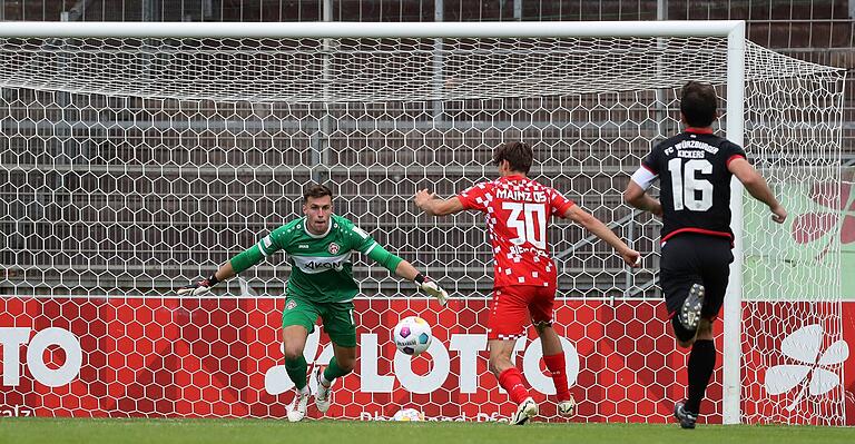 Johann Hipper (links im Testspiel beim FSV Mainz 05 II) hat im Rennen um den Stammplatz im Kickers-Tor derzeit die Nase vorn. Johann Hipper (links im Testspiel beim FSV Mainz 05 II) hat im Rennen um den Stammplatz im Kickers-Tor derzeit die Nase vorn.