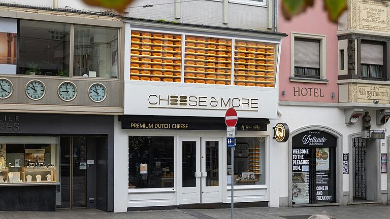 Im Juni 2024 eröffnete in der Domstraße in Würzburg das Geschäft 'Cheese and more'. Im Juni 2024 eröffnete in der Domstraße in Würzburg das Geschäft 'Cheese and more'.