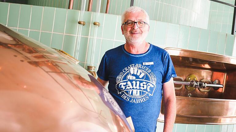 Chefarzt macht Praktikum in Brauerei - Früher hat er in der Unfallchirurgie Patienten operiert, jetzt macht der 62-Jährige Wolfgang Röder aus Alzenau (Lkr. Aschaffenburg) ein unbezahltes Praktikum bei der Brauerei Faust in Miltenberg. Chefarzt macht Praktikum in Brauerei - Früher hat er in der Unfallchirurgie Patienten operiert, jetzt macht der 62-Jährige Wolfgang Röder aus Alzenau (Lkr. Aschaffenburg) ein unbezahltes Praktikum bei der Brauerei Faust in Miltenberg.