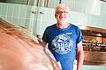 Chefarzt macht Praktikum in Brauerei       -  Früher hat er in der Unfallchirurgie Patienten operiert, jetzt macht der 62-Jährige Wolfgang Röder aus Alzenau (Lkr. Aschaffenburg) ein unbezahltes Praktikum bei der Brauerei Faust in Miltenberg.