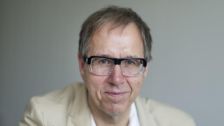 Was sagt der Musikprofi über Castingshows? - Udo Dahmen, der Leiter des Fachbereichs Populäre Musik der Popakademie Baden-Württemberg in Mannheim. Was sagt der Musikprofi über Castingshows? - Udo Dahmen, der Leiter des Fachbereichs Populäre Musik der Popakademie Baden-Württemberg in Mannheim.