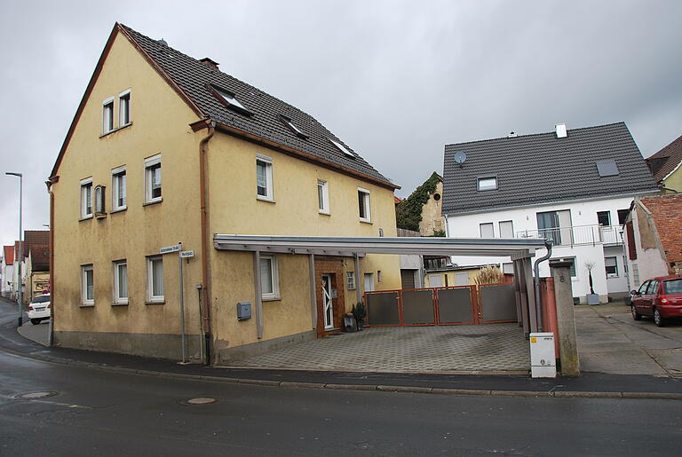 Zwei Anwesen versperren den Zugang zur Synagoge.