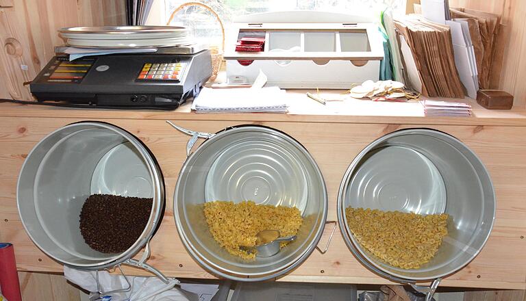 Kaffeebohnen, Nudeln oder Salz gibt es in Silke Becks Laden zum Selbst-Abfüllen. Angeliefert wird die Ware in 25-Kilo-Säcken. Kaffeebohnen, Nudeln oder Salz gibt es in Silke Becks Laden zum Selbst-Abfüllen. Angeliefert wird die Ware in 25-Kilo-Säcken.