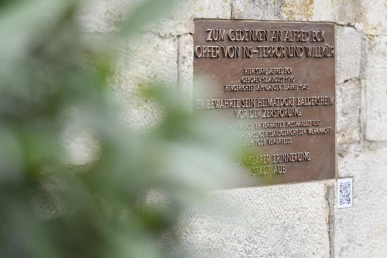 Eine Gedenktafel erinnert seit April 2021 an Alfred Eck, dem lange Zeit der Ruf eines Verräters anhaftete, bevor die Geschichtswerkstatt Aub darlegen konnte, dass alle ehrverletzenden Behauptungen falsch sind. Eine Gedenktafel erinnert seit April 2021 an Alfred Eck, dem lange Zeit der Ruf eines Verräters anhaftete, bevor die Geschichtswerkstatt Aub darlegen konnte, dass alle ehrverletzenden Behauptungen falsch sind.