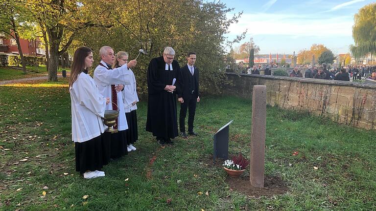 Pfarrer Stefan Mai segnete an Allerheiligen den neuen Gedenkplatz für die Unseligen außerhalb der Friedhofsmauern. Mit dabei waren auch (von rechts) Bürgermeister Thorsten Wozniak und Pfarrer Reiner Apel.