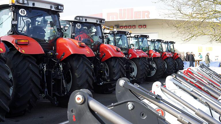 Impressionen von der Eröffnung der Frühjahrsmesse bei der Landtechnik Müller in Holzhausen. Prominenter Gast war Joachim Rukwied, Präsident des Deutchen Bauernverbandes.