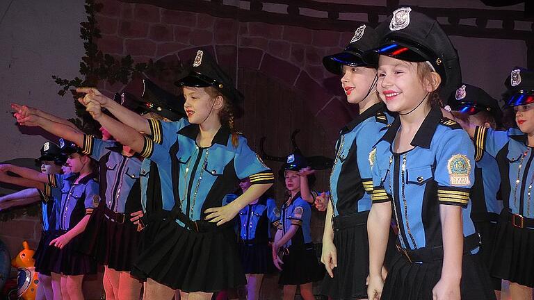 Uniformiert: Homburgs jüngste „Polizei-Truppe“ in Gestalt der Purzelgarde-Mädchen. Uniformiert: Homburgs jüngste „Polizei-Truppe“ in Gestalt der Purzelgarde-Mädchen.