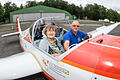Der Flugsportclub Giebelstadt lädt seit langem schon jedes Jahr Behinderte zu Rundflügen ein. Im Bild Gabriele Garrecht von der Arche im Würzburger Trojaweg und ihr Pilot Christian Müller.